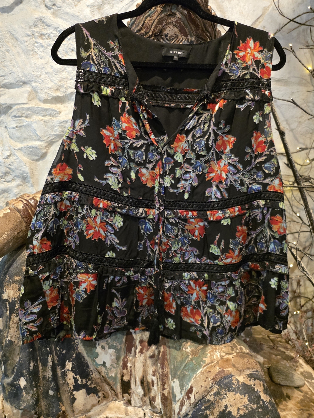Miss Me Black Floral V-Neck Sleeveless Blouse